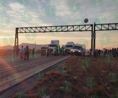 Tráileres y automovilistas varados en carretera 57 por bloqueo de obreros