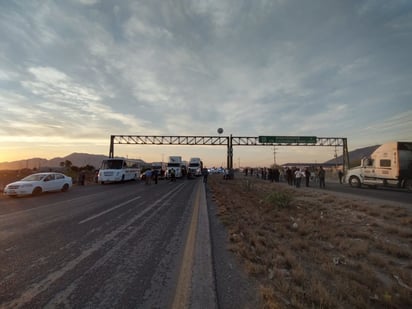 Tráileres y automovilistas varados en carretera 57 por bloqueo de obreros