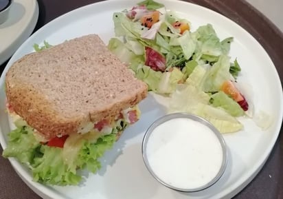 Bebidas refrescantes y ligera alimentación para el calor