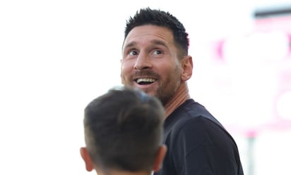  Lionel Messi salta a la cancha del Inter Miami junto con su hijo, Thiago