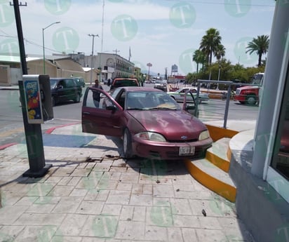 Adulto mayor se desmaya al volante y choca contra negocio en Frontera