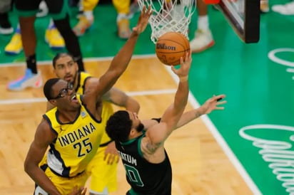 Remontan Celtics 18 puntos y están a un paso de las Finales de la NBA