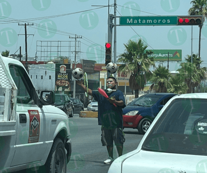 Artistas urbanos trabajan bajo los rayos del sol y el calor extremo