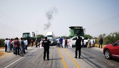 Productores de sorgo bloquean carretera Ciudad Victoria-Matamoros