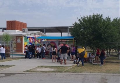 Padres de familia de Jardín de Niños y de una Escuela Primaria hacen 'plantón' por falta de transformador 'Plan