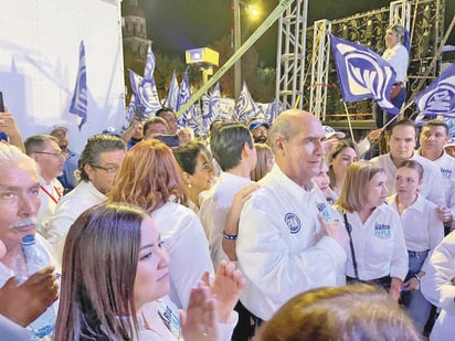 Dávila cierra campaña con la euforia de la comunidad y los panistas 