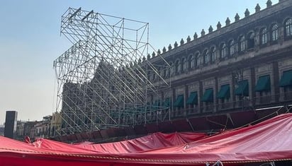 Pese a plantón de la CNTE, instalan templete para cierre de campaña de Sheinbaum en el Zócalo