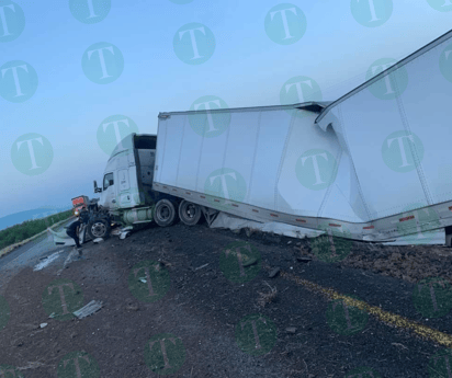 Tráiler termina destrozado tras aparatosa salida de camino en la carretera 57