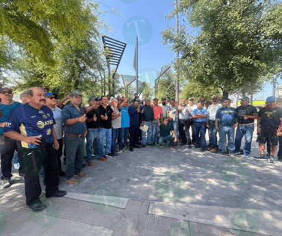 Obreros y exobreros logran conseguir becas y despensas del Estado