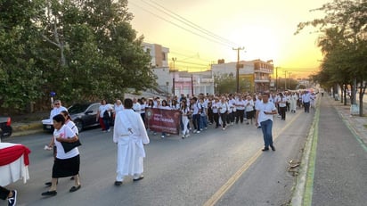 Católicos encabezan la procesión del Santísimo con amor al creador 