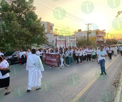 Católicos encabezan procesión del santísimo 