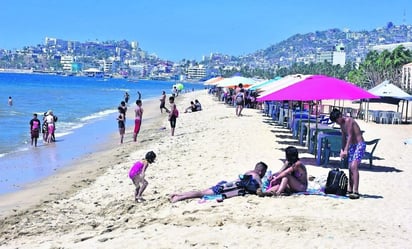 Rescatan a 9 turistas tras ser arrastrados por fuertes corrientes en playas de Sinaloa