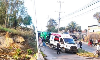 Volcadura de camión en La Quebrada, Edomex, deja un lesionado