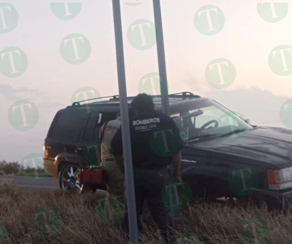 Bomberos de Escobedo responden a volcadura en carretera federal 57