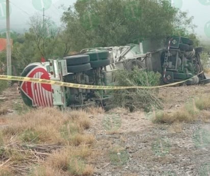 Tráiler con pipa de gasolina vuelca en la carretera Monclova-Candela 