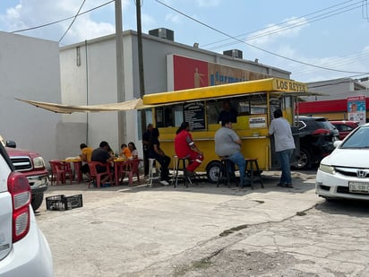 Riesgos de la comida callejera; vendedores toman precauciones