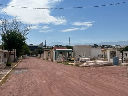 Panteones retiran flores naturales después del 10 de mayo 