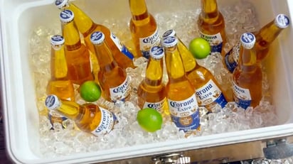 No tomen cerveza en temporada de calor para mantenerse hidratado