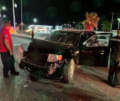 Conductor apresurado choca contra autobús en Estancias de San Juan Bautista