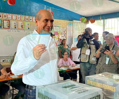 Alcalde y candidato Mario Dávila emite su voto en Monclova 