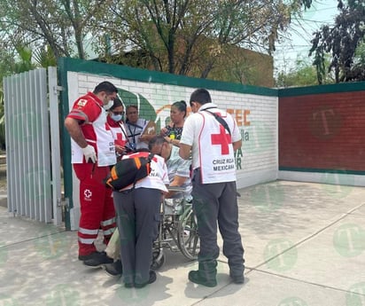 Hombre se desvanece en casillas, presuntamente por golpe de calor 