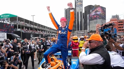 Sobrevive Scott Dixon al caos y se impone en Detroit para arrebatarle el liderato a Palou