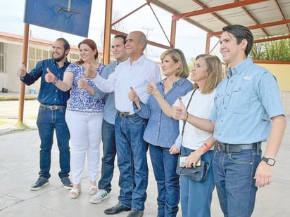 Mario Dávila emite su voto acompañado de toda su familia