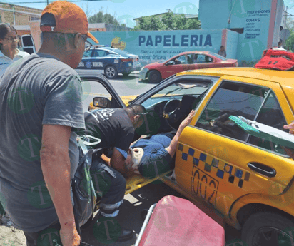 Mujer que viajaba en taxi queda prensada tras choque