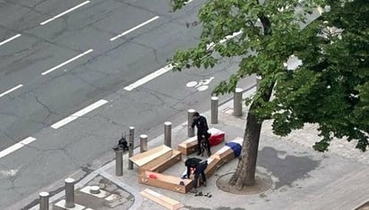 Arrestan en París a hombre que colocó ataúdes vacíos a los pies de la torre Eiffel