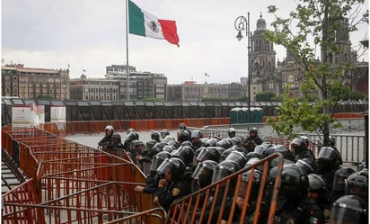 AMLO mantiene vallas metálicas en Palacio Nacional por marcha de la CNTE