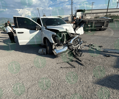 Lobo queda destrozada tras chocar contra tráiler en Monclova