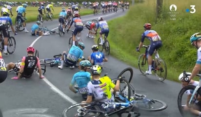 La impactante caída masiva en el Criterium del Dauphiné, vuelta ciclista que se corre en Francia