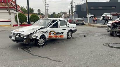 Taxista provoca accidente vial y envía a mujer al hospital