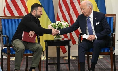 Biden se disculpa ante Zelensky por el retraso de la ayuda militar de EU