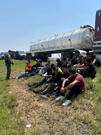 Migrantes al borde de la muerte por asfixia fueron rescatados por policías fronterizos