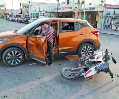 Choque entre moto y camioneta deja a dos hermanos lesionados