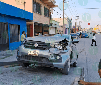 Choque por alcance en la colonia Anáhuac causa daños materiales