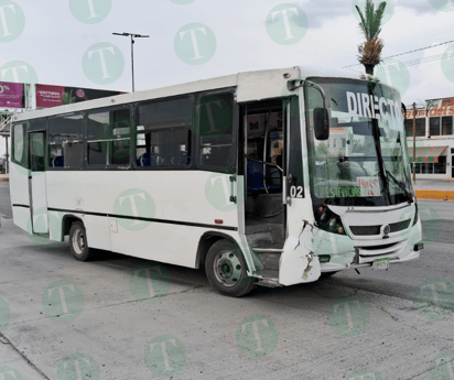 Chofer de camión de trasporte público provoca choque en el Pape