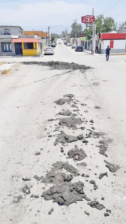 Vecinos de la San Salvador limpian cieno en la calle