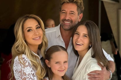 Geraldine Bazán y Gabriel Soto se reúnen para la primera comunión de su hija menor