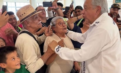 AMLO se deja 'apapachar' en su visita al Tren Maya