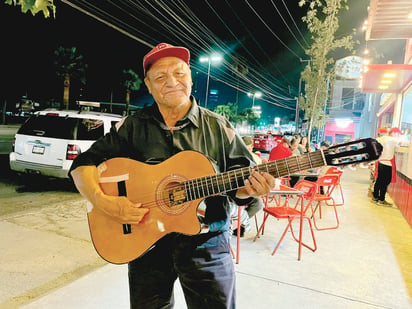 Ricardo 'La Chiva' sale todas las noches a cantar para alegrar a la gente 