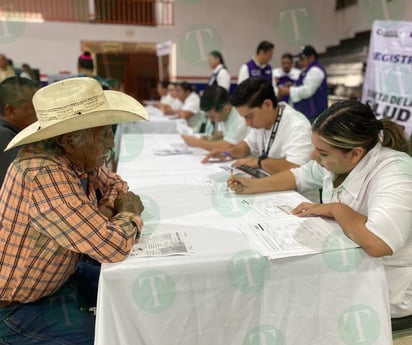 Abuelitos tramitan la tarjeta de Salud Popular en Monclova