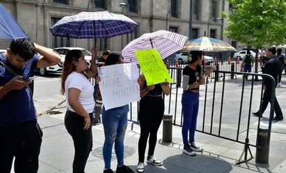 Previo a encuentro de AMLO con Sheinbaum, comerciantes cierran estacionamiento de Palacio Nacional