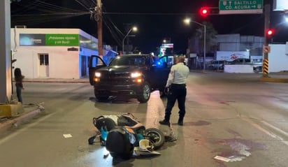 Motociclista omite semáforo y termina en el hospital 