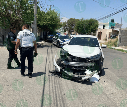 Accidente en la colonia los Bosques deja auto destrozado