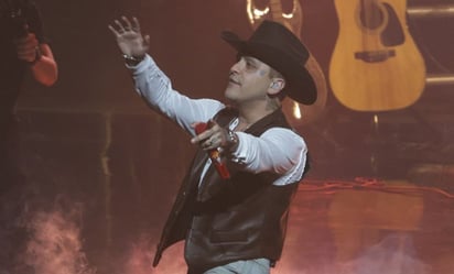 Christian Nodal: Éxito en el Auditorio Nacional y controversia por fumar en espacios cerrados