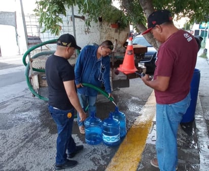 Llevan pipas de agua a las colonias afectadas de Piedras Negras