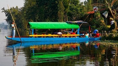 Cae auto con 5 pasajeros al canal de Xochimilco y mueren dos