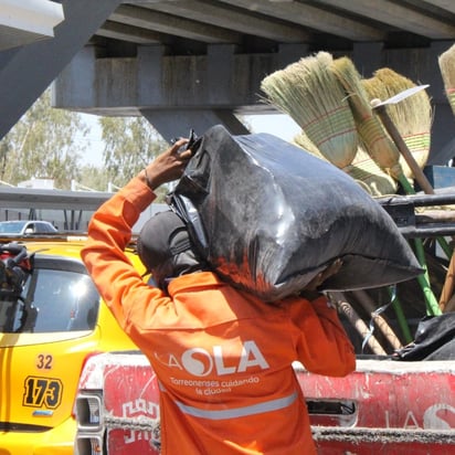 La brigada de La Ola emprende acciones de limpieza en la carretera Torreón-Matamoros